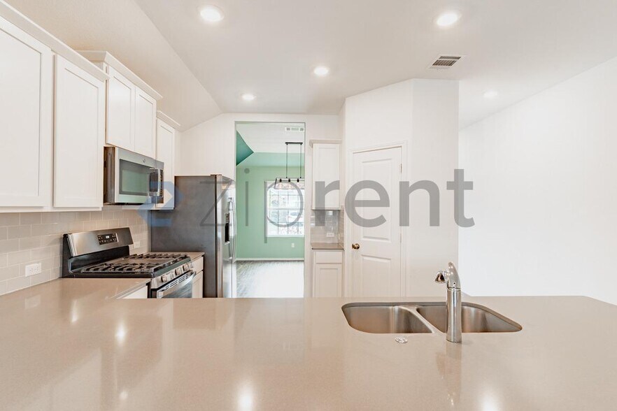 Building Photo - 206 Silver Glen Dr