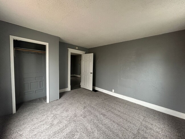 Building Photo - 3 Bedroom, 2 Bath house in East Moline