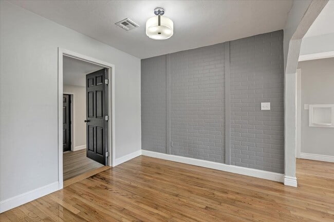 Building Photo - 4604 N Rockwell Ave