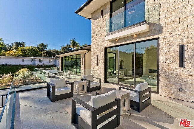 Building Photo - 16879 Mooncrest Dr