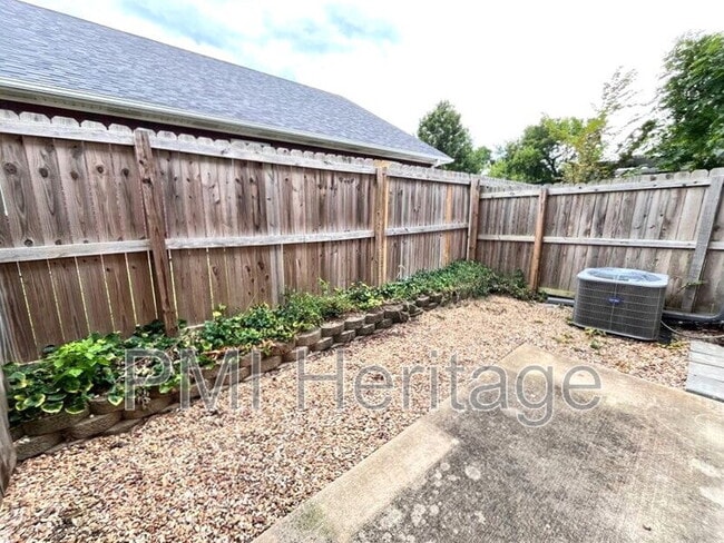 Building Photo - 418 NW Retreat Ln
