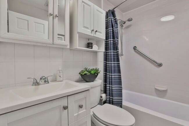 Building Photo - 5 Karen Cir