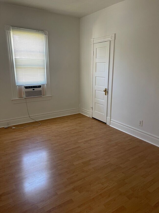 Building Photo - One bedroom apartment in downtown Riverside!