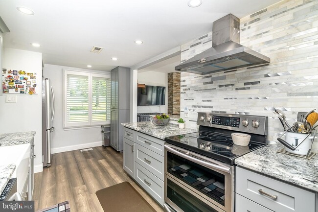 Building Photo - 251 Fir Tree Ct