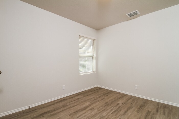 Building Photo - 10434 Clearwater Wy