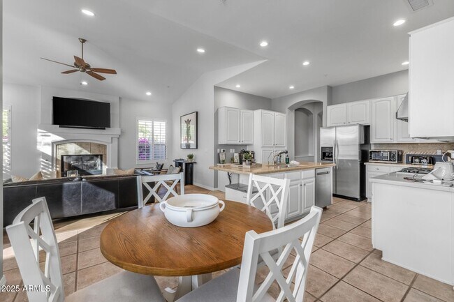 Building Photo - 7474 E Red Bird Rd