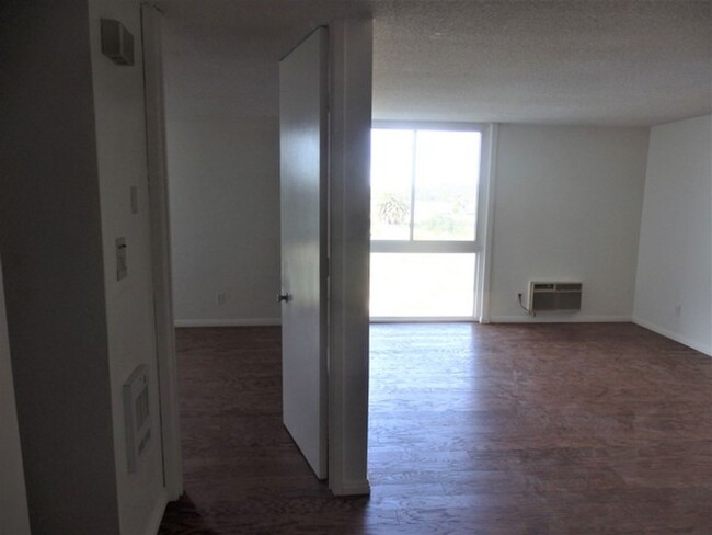 Building Photo - Lovely one bedroom condo with a view