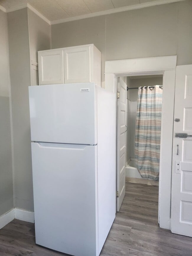 Building Photo - E. Walnut 2br 1 ba w/d hookup