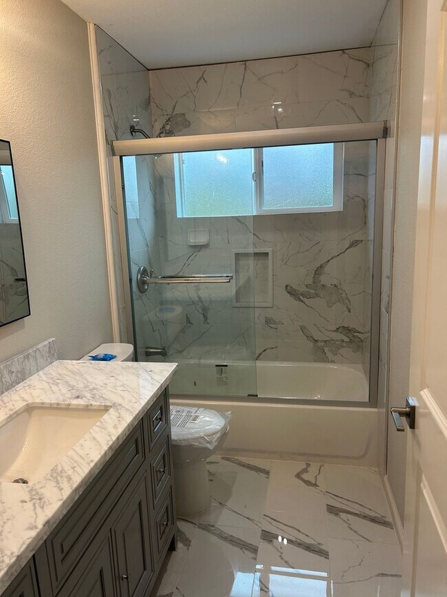 Building Photo - New 2 Bedroom, 1.5 Bathrooms in Santa Rosa Available Now!