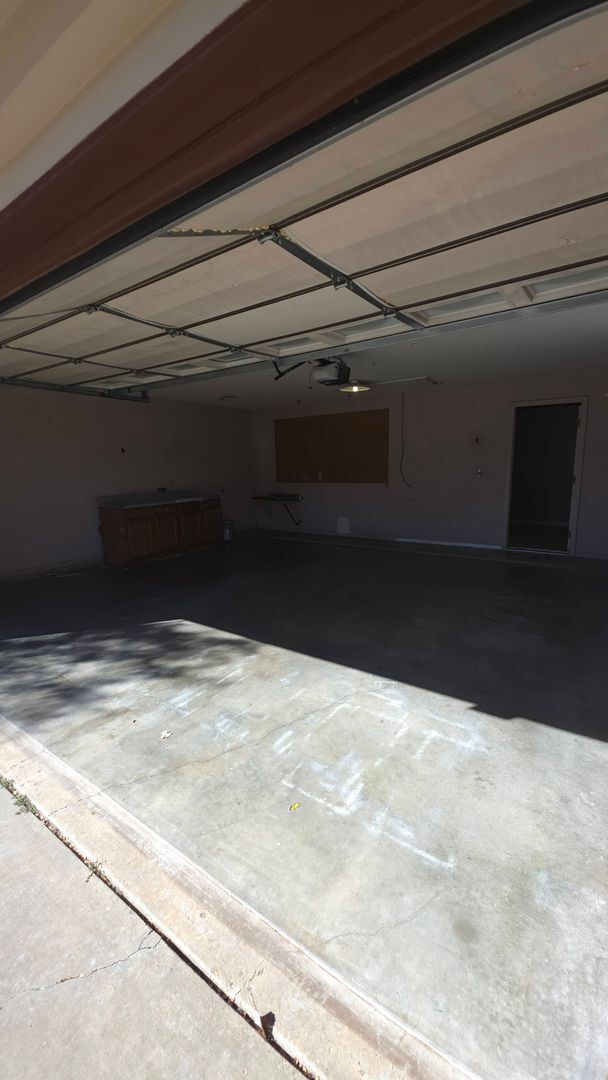 Building Photo - Wonderful Large 3 Bedroom Home