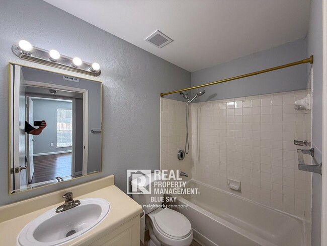 Building Photo - 9481 Highland Oak Dr