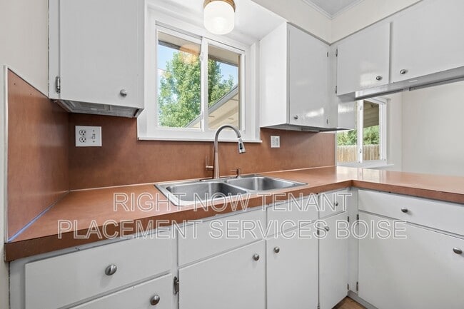 Building Photo - 306 W Maple Ave
