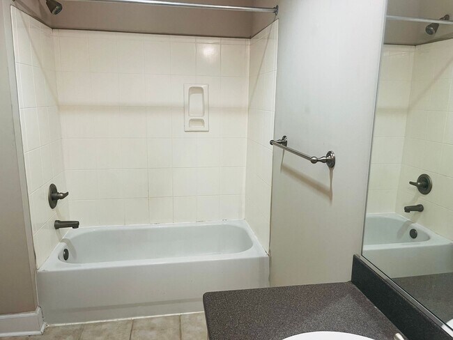 Building Photo - 1 Bed, 1 Bath at Carolina Walk - Steps from Williams Brice Stadium!