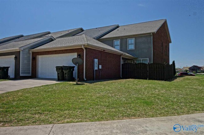 Building Photo - 120 Park Square Ln