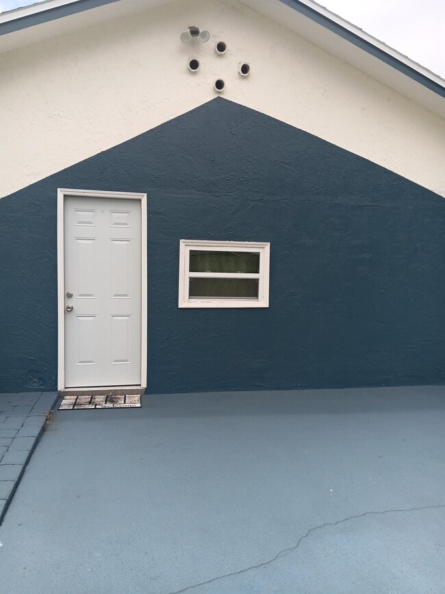 Building Photo - 2321 Irlo Dr