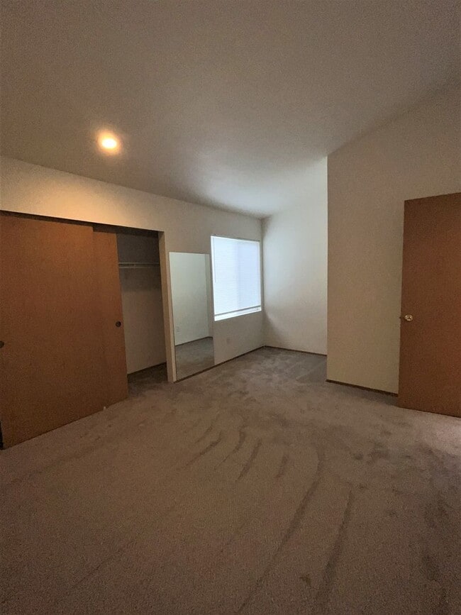 Building Photo - 447 - Townhome in Spectacular Location, 1 Car Attached Garage