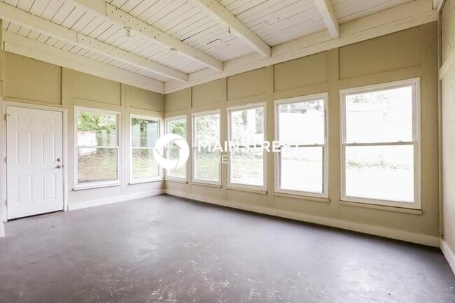 Building Photo - 2 Bedroom Pet-Friendly Home in Independence, MO with Main Street Renewal