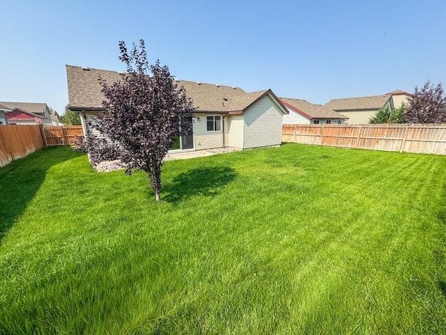 Building Photo - Amazing single level Rancher in Post Falls