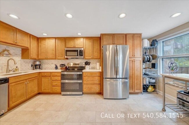 Building Photo - 3331 Stonehenge Square