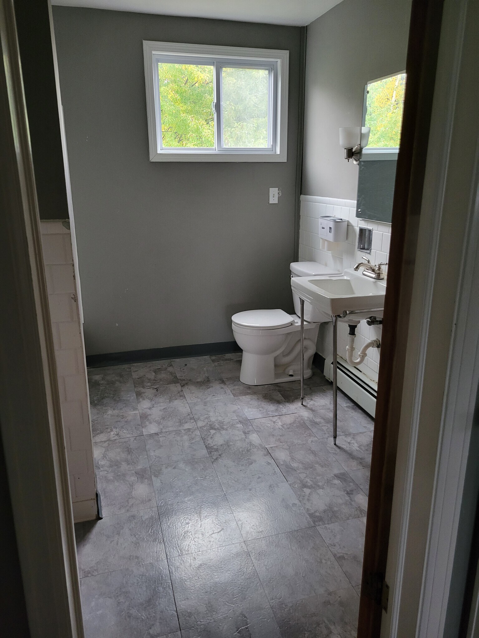 Bath - 25 Fernwood Ave