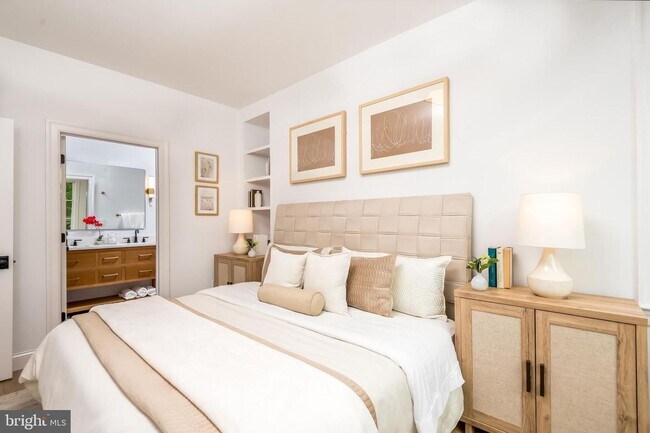 Building Photo - Luxury Penthouse Rowhome Condo in Historic...