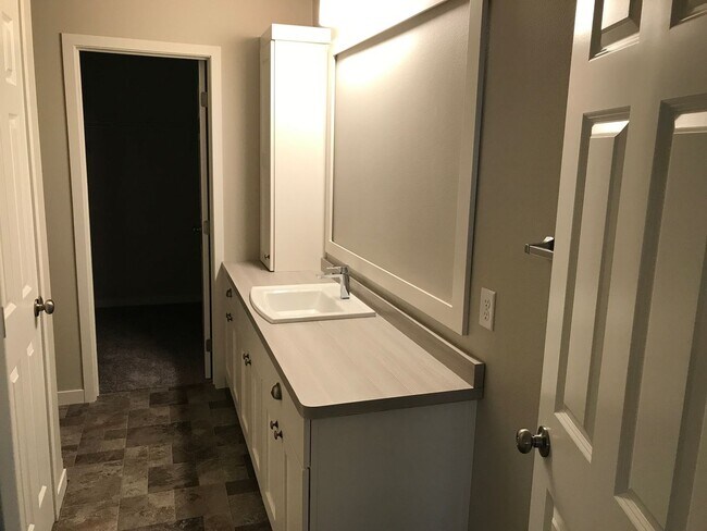 Building Photo - 4 Bed 3.5 Bath Single Family Home