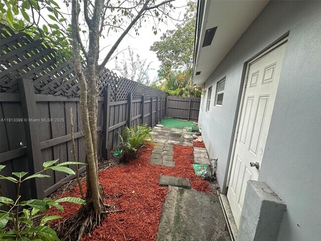 Building Photo - 307 SW 10th Ave