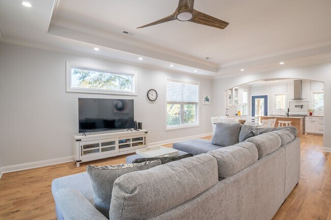 Building Photo - PREMIERE FURNISHED OFF-SEASON SHORT TERM RENTAL!