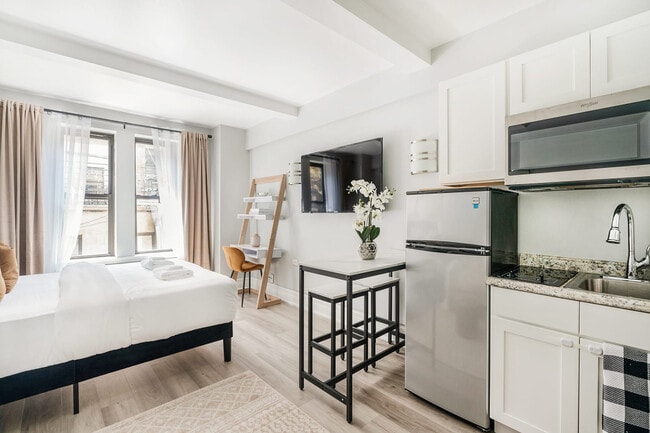 Building Photo - 240 W 73rd St