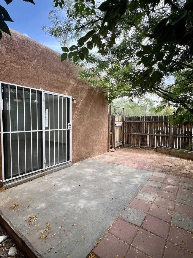 Building Photo - 2 bedroom / 1 bath close to KAFB and I-25 Move-in Special!