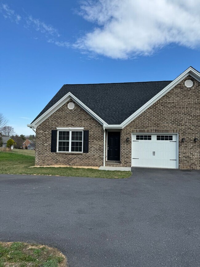 Building Photo - Like New Duplex for Rent