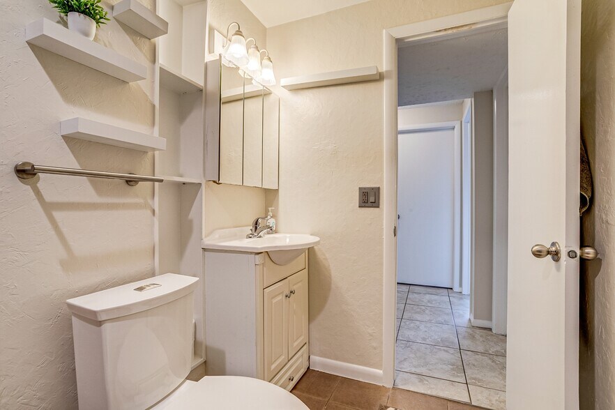 Building Photo - 7500 Teller St