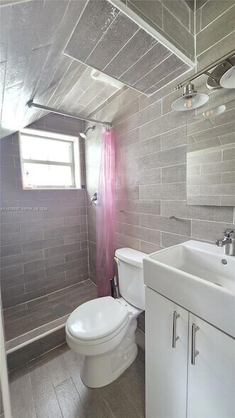 Building Photo - 1105 NE 119th St