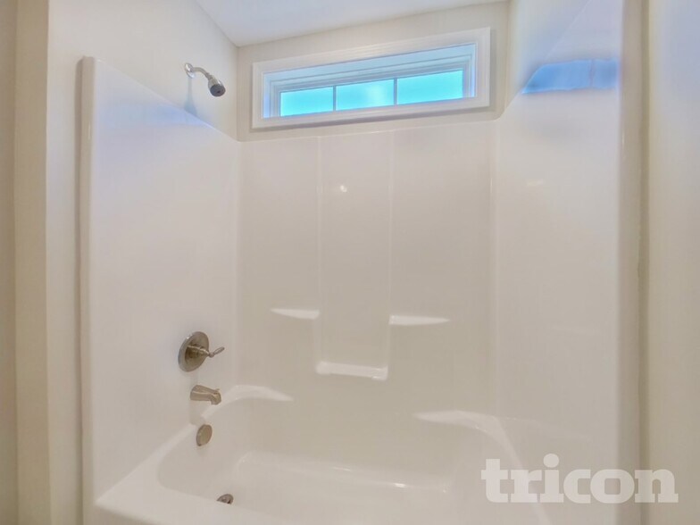 Building Photo - 563 Roseridge Dr