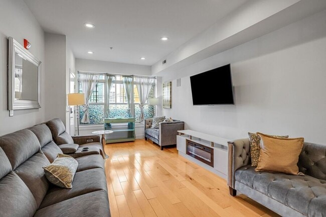 Building Photo - 816 Kennedy St NW