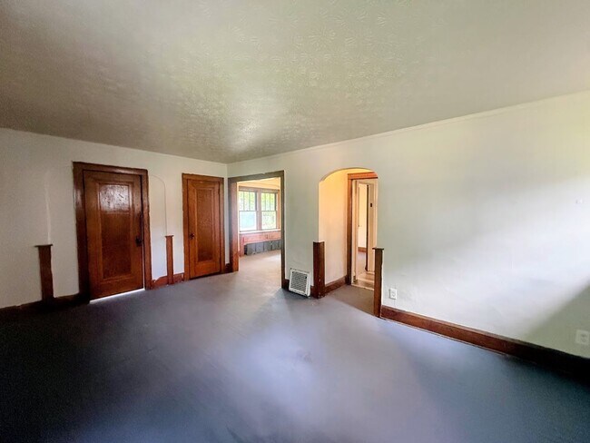 Building Photo - Four bedroom one bathroom home for rent