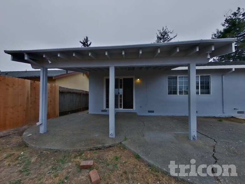 Building Photo - 910 Donner Pass Rd