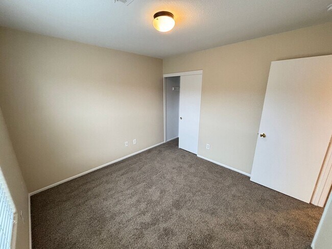 Building Photo - Beautiful 3 bedroom / 2.5 bath home!