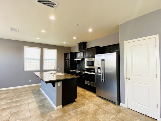 Building Photo - $2,395 Belmont & Fowler, 3 Bedroom - N Eli...