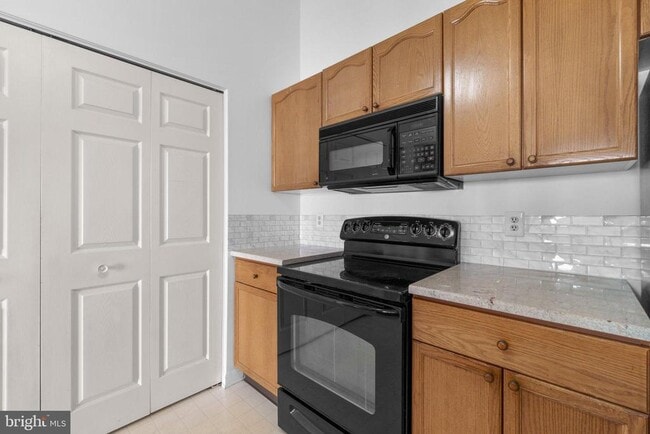 Building Photo - 8200 Blue Heron Dr