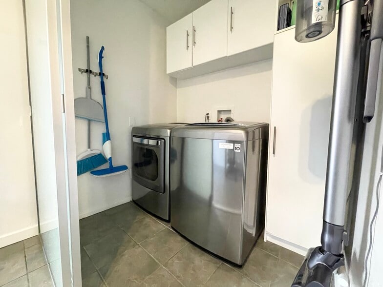 Building Photo - 509 E Buckthorn St