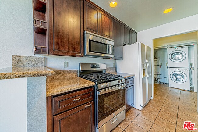 Building Photo - 860 S Lucerne Blvd