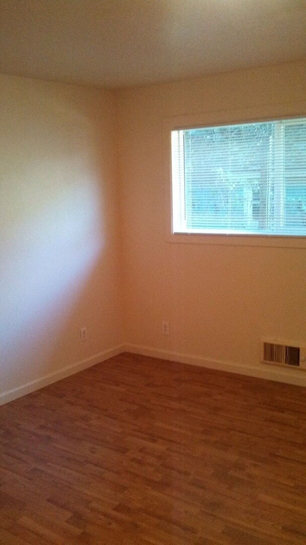 Building Photo - 729-729 NE Church St