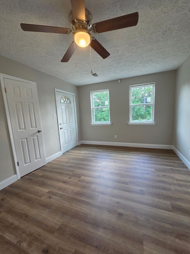 Building Photo - Fully Renovate Property Available for rent NOW!
