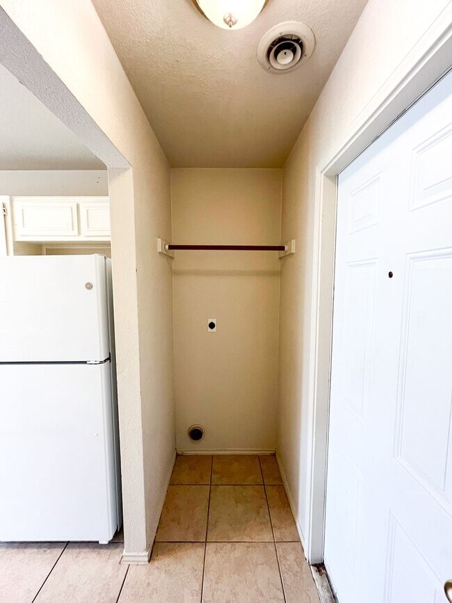 Building Photo - Available NOW!!!! Gorgeous 4 bedroom, 2 ba...