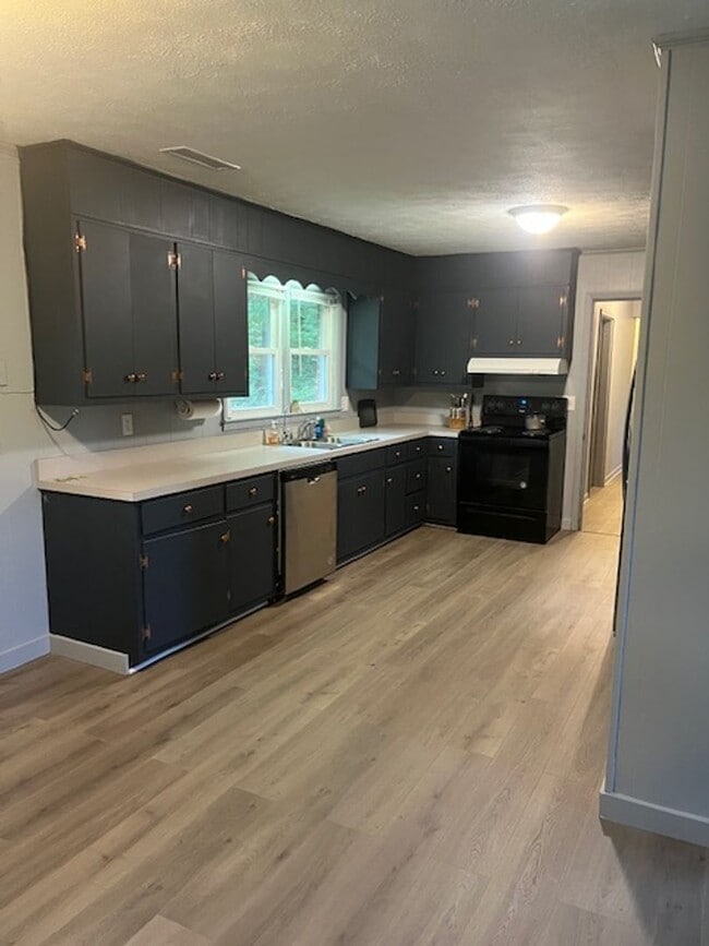 Building Photo - 4 Bedroom Ranch- Close to Town!
