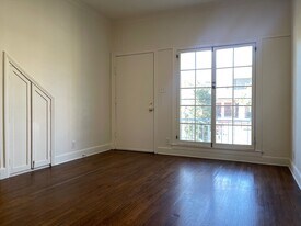 Building Photo - 3000 Kenwood Ave