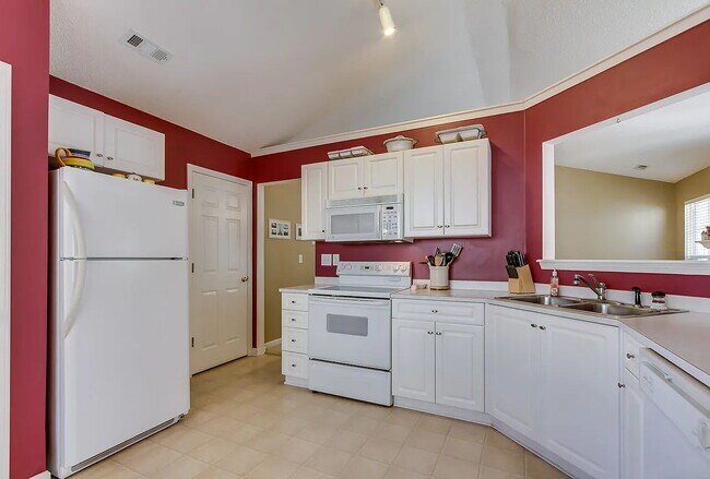 Building Photo - The perfect 3 bed, 2 bath home located in ...
