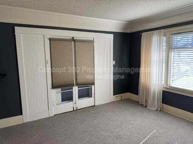 Building Photo - 3811 E 10th St