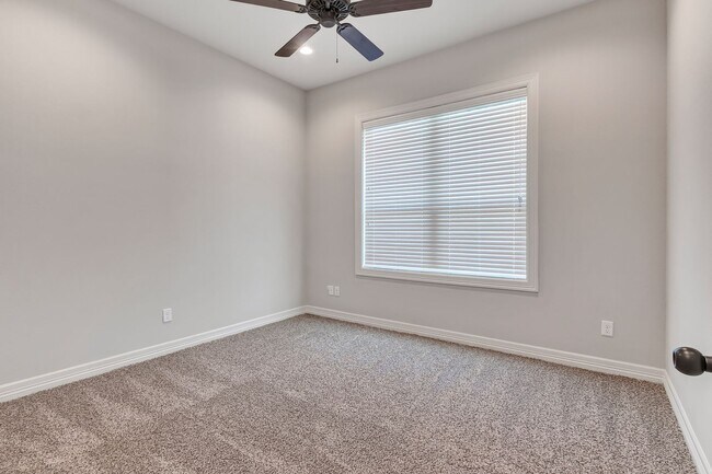 Building Photo - 311 Fairway Dr
